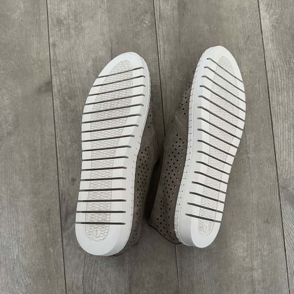 New Easy Street Women's Fresh Slip-On Sneaker Natural size 9 - Picture 6 of 16